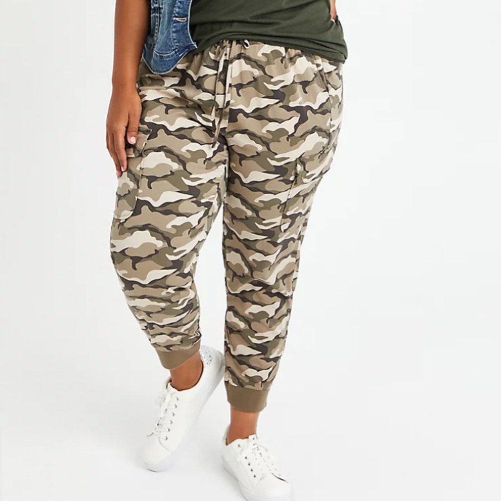 TORRID NWT RELAXED FIT CARGO CROP JOGGER - STRETCH CHALLIS CAMO WASH SIZE 3 - Picture 2 of 4